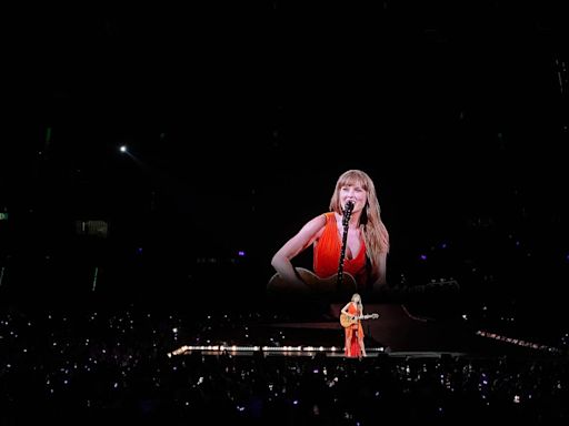 With roses, Bono, U2 welcome Taylor Swift to Dublin. ‘Leave some of it standing?!!!!’