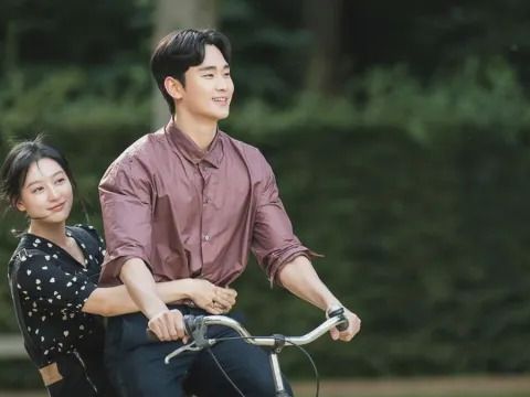 Queen of Tears Behind the Scenes Photos: Kim Soo-Hyun, Kim Ji-Won Enjoy Their Honeymoon