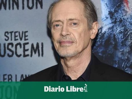 Hombre le da una paliza al actor Steve Buscemi en una calle de Nueva York