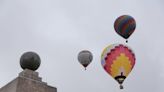 La Mitad del Mundo, en Ecuador, vuelve a adornarse de coloridos globos frente a la neblina