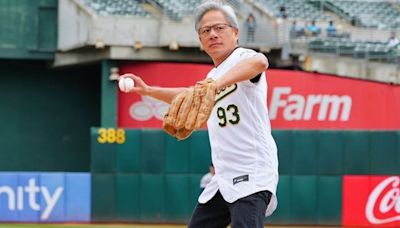 處女秀！美職舊金山台灣日 輝達執行長黃仁勳穿「93」號球衣開球｜壹蘋新聞網