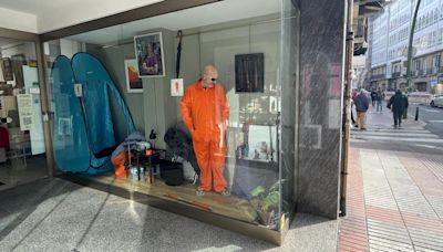 El artista Enrique Tenreiro, que en 2018 pintó en la tumba de Franco, se encierra en un escaparate de A Coruña: “Como un preso”