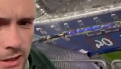 Un aficionado de Inglaterra se despierta de madrugada y solo dentro del Veltins-Arena tras el partido contra Serbia