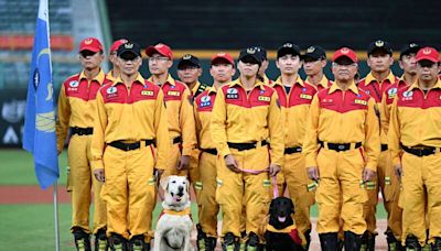 台鋼邀高雄市消防局特種搜救隊開球 咬麥克風搜救犬Roger超搶眼