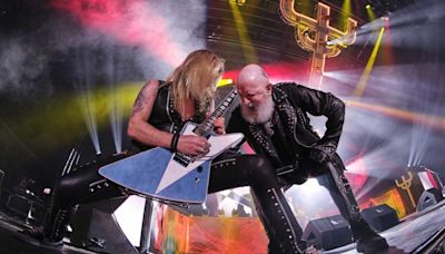 El amable gesto de una espectadora en el concierto de Judas Priest en Pamplona