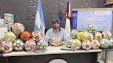 Terminó con 20 años de peronismo: un intendente de un pueblo rural donó su aguinaldo para comprar pelotas de fútbol