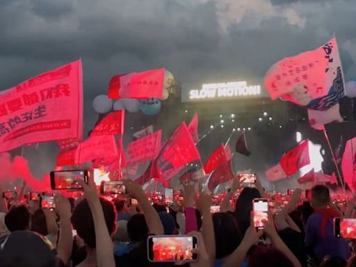 「草東沒有派對」讓中國歌迷暴動了 舉旗放火驚動警方壓制｜壹蘋新聞網
