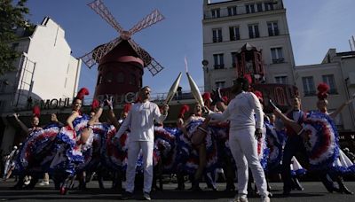 No comment : French Cancan devant le Moulin Rouge pour la flamme olympique