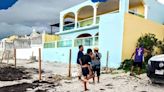 Vecinos acusan a mujer canadiense de intentar adueñarse de zona federal en la playa de Chelem, Yucatán