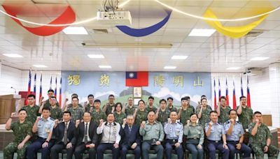 中共軍演落幕 李棟樑慰問空軍偏遠偵搜部隊 - 政治