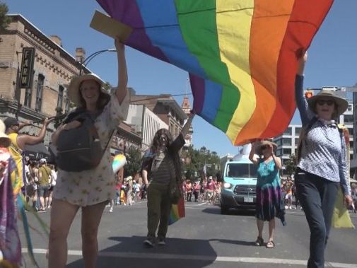 Pride parade in Victoria delayed by pro-Palestinian protesters - BC | Globalnews.ca