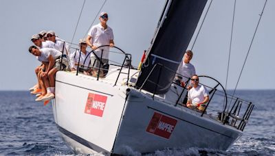 Felipe VI sale a entrenar en la bahía de Palma a bordo del 'Aifos' para la Copa del Rey de vela