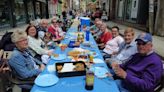 Tineo reúne a 400 vecinos en su comida en la calle