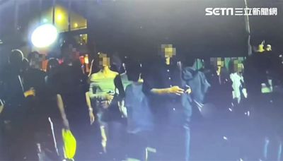 台南市酒吧深夜聚眾疑撒鈔 警帶走負責人等2人法辦