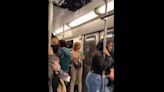 Iba tomando en el Metro; mujer y su copa de whisky se hacen virales
