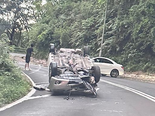 荃錦公路3車互撼 私家車四輪朝天