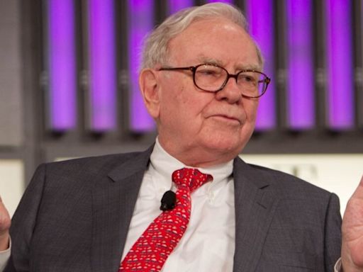 Warren Buffett Used A $20 Flip Phone Until Upgrading To An iPhone Only Four Years Ago — Despite Having ...