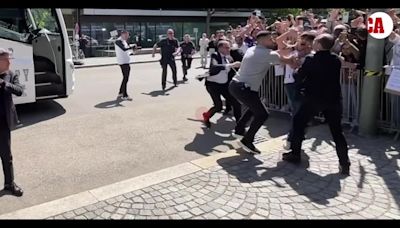 El placaje a un joven aficionado cuando trataba de llegar a Modric a su llegada al hotel en Múnich - MarcaTV