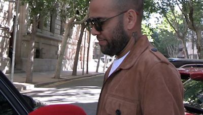 Dani Alves, increpado al grito de "violador" a su llegada a la Audiencia de Barcelona