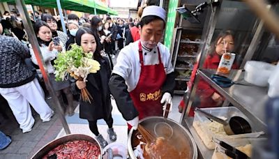 中國餐飲業第1季關店激增2倍，「窮鬼套餐」盛行，業內人士：先捲死同行，再捲死自己