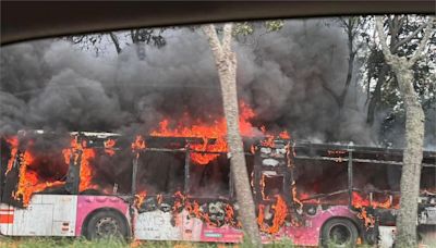 台中客運公車馬路上起火燃燒！整輛燒成焦炭廢鐵 司機急疏散乘客