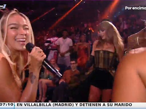 Karol G saca a bailar a Taylor Swift y Camila Cabello en los Premios MTV al ritmo de 'Si antes te hubiera conocido'