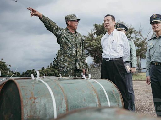 顧立雄視導淡水河防部隊 油桶入鏡藏玄機