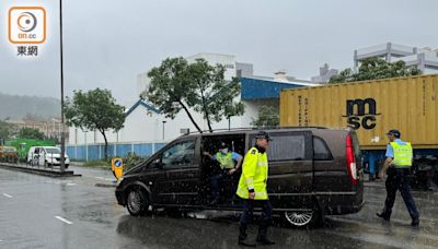 大埔工業邨客貨車撞女途人 倒地受傷送院