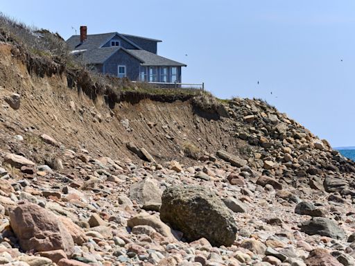 Engineers deploy 'sand motor' to protect shorefront communities from erosion — though it may be too late for some areas