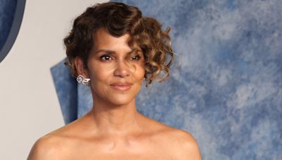 Halle Berry se la joue féline en culotte et topless, elle rend hommage à son rôle de Catwoman