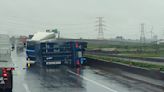 大雨惹禍！台61線171公里段貨櫃車自撞護欄 貨櫃車「折甘蔗」 | 蕃新聞