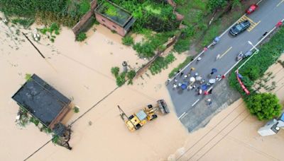 影/破紀錄暴雨襲重慶釀6死！山體滑坡沖毀房屋 3男「河邊釣魚」遭沖走