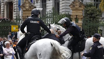 La Policía Nacional le muestra a Oviedo el poderío de dos siglos de historia: a caballo, con drones o desactivando explosivos