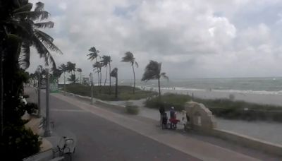 Los residentes de Florida se preparan ante la inminente llegada de la tormenta Debby
