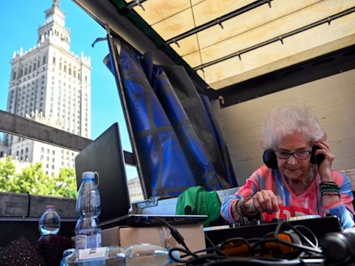 A 85 ans, une DJ polonaise se joue des clichés sur les séniors