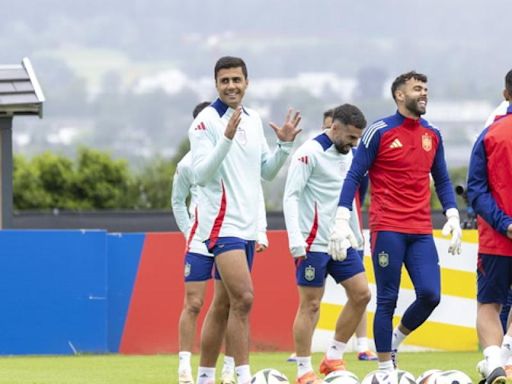 La 'Marea Roja' muestra su apoyo en el entrenamiento de la selección española