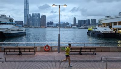 黃雨生效 天文台料每小時90公里猛烈陣風吹襲 籲到安全地方躲避