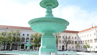 München: Brunnen vor der LMU leuchten plötzlich in grellem Grün