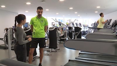 Un monitor de gimnasio salva la vida a un hombre que caía desplomado en la cinta de correr: "El hombre tenía la mirada perdida"