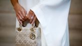 Los bolsos de US$ 57 de Christian Dior tienen un costo oculto: riesgo para la reputación - La Tercera