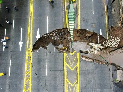 Socavón en López Mateos: Estas son las rutas de transporte público que modifican su recorrido por hundimiento