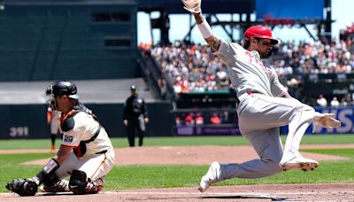 Castellanos, Schwarber HR, Sánchez works 6 strong innings as Phillies beat Giants to end 3-game skid