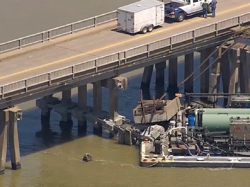 Texas: Barcaza choca contra puente y causa derrame petrolero