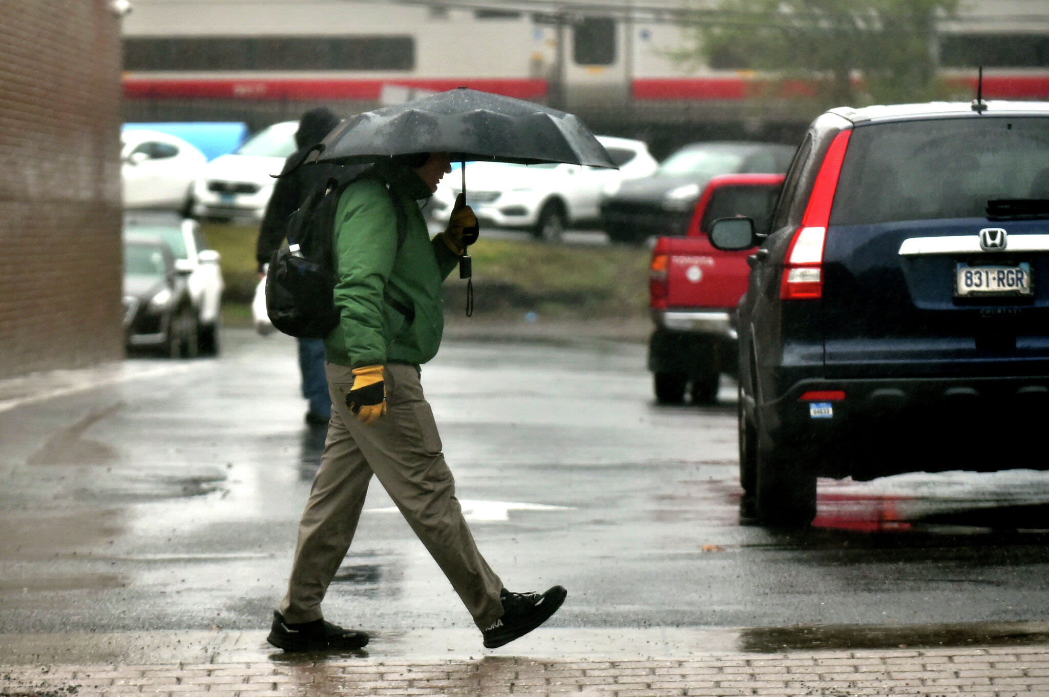 Rain and thunderstorms in CT this morning before clearing later in day, weather service says