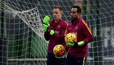 Ter Stegen recuerda la dura lucha con Claudio Bravo por el arco del Barcelona - La Tercera