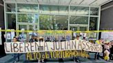La Jornada: Exigen liberación de Assange frente a la embajada de Reino Unido en México