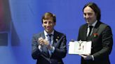 El Rayo Vallecano recibe la Medalla de Honor de Madrid por su Centenario