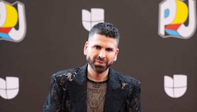 El look de encaje de Jomari Goyso en Premios Juventud 2024 - El Diario NY