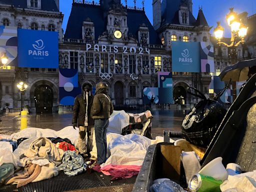 Antes de los Juegos Olímpicos en París, Francia saca de la capital a migrantes sin hogar