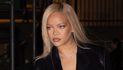 Rihanna en string sous un manteau rouge à trous, elle fait des ravages pour son arrivée à Paris